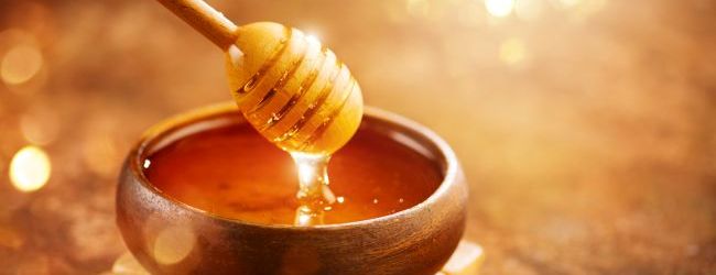 Chéri. Miel épais biologique sain dégoulinant de la trempette au miel